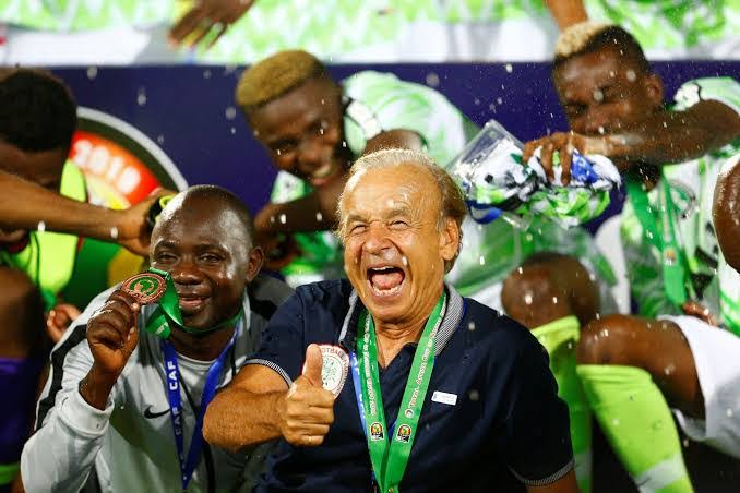 Who should Nigerians trust: Buhari or Rohr? By Tunde Odesola