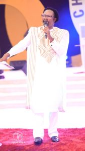 PAPA JOSHUA IGINLA GIFTS Singer YINKA ALASEYORI AN EXOTIC CAR.