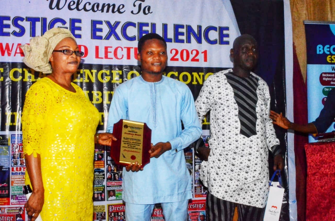 TRIXX NG Publisher, Osho Oluwatosin Wins ‘Blogger Of The Year’ Award