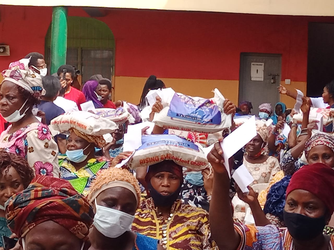 TB Joshua Disciples Give 250 Bags Of Rice, N1 Million To Widows In Lagos