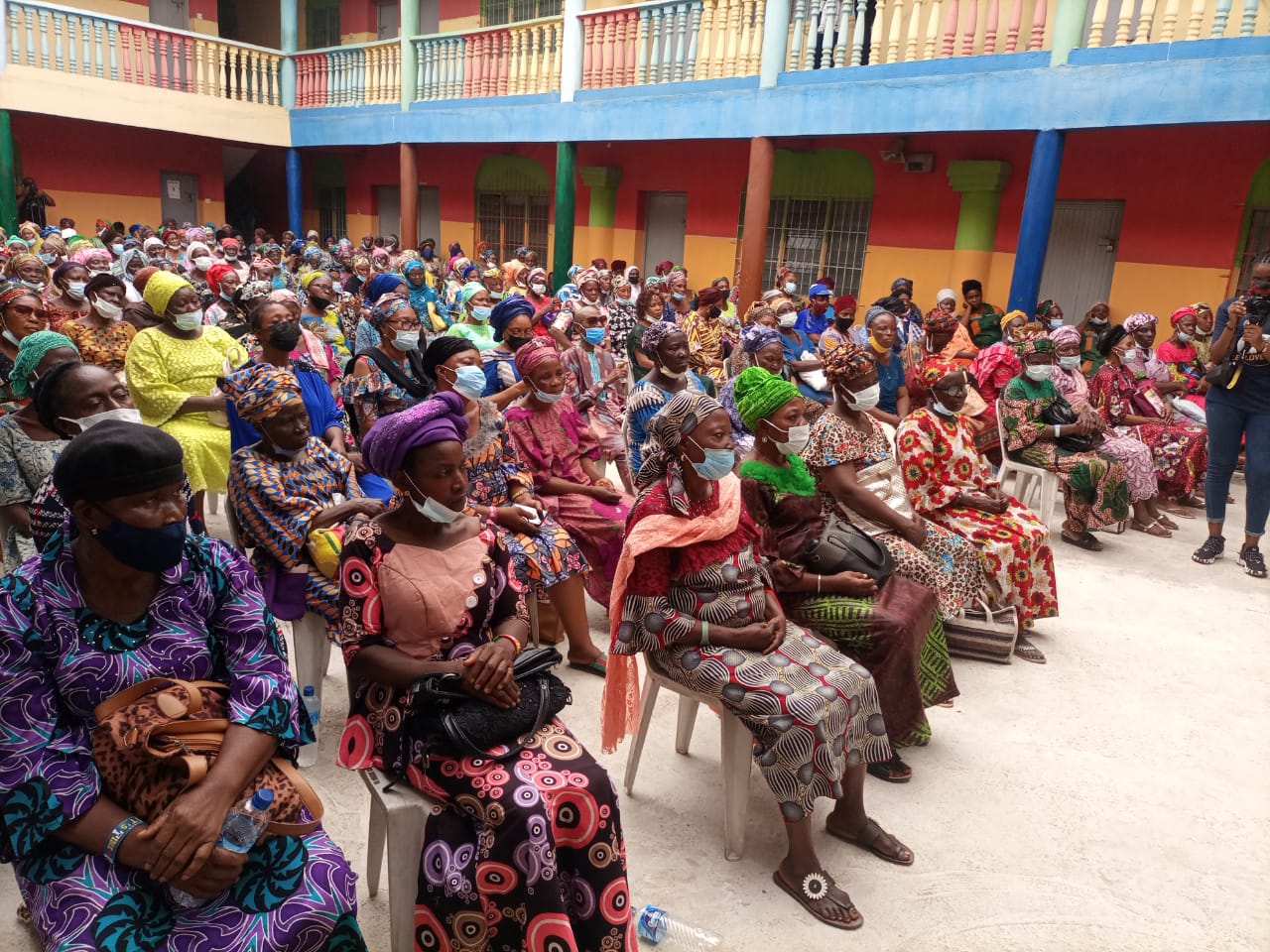 TB Joshua Disciples Give 250 Bags Of Rice, N1 Million To Widows In Lagos