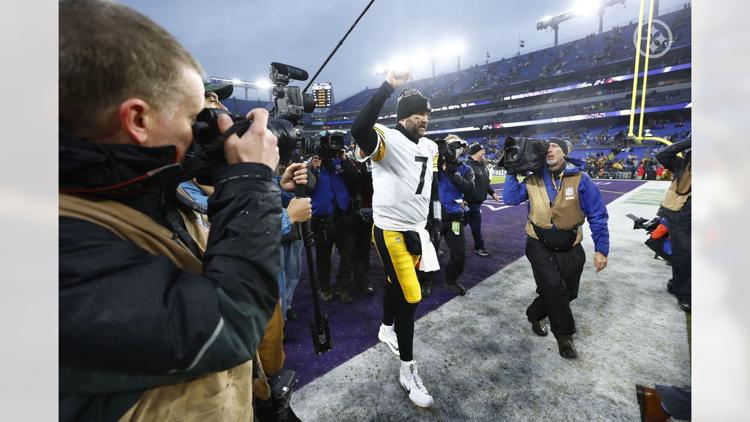 Roethlisberger's Steelers squeak into playoffs