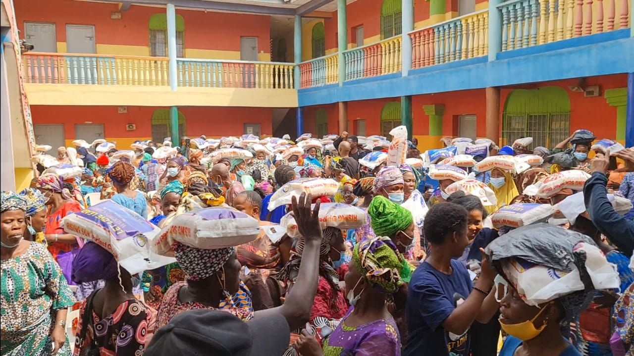 TB Joshua Disciples Give 250 Bags Of Rice, N1 Million To Widows In Lagos