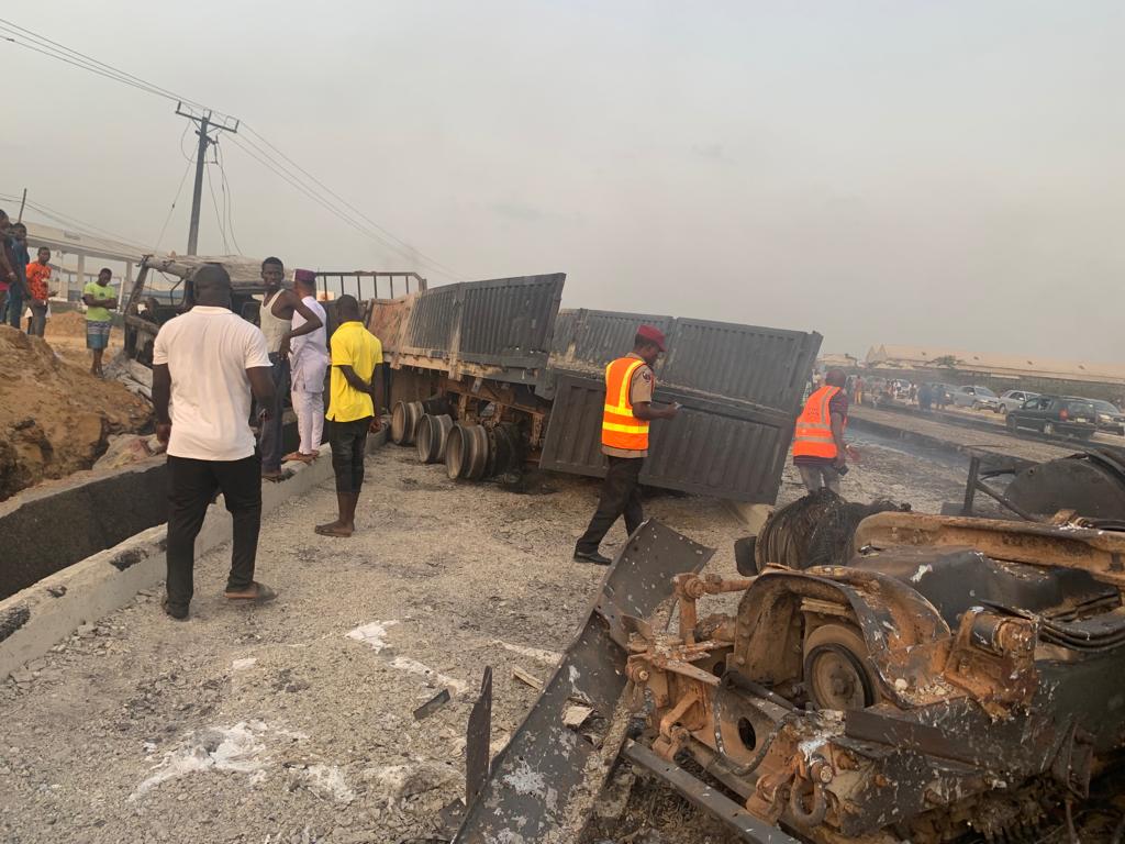 LEKKI-EPE EXPRESSWAY CRASH: AVOID WRONGFUL OVERTAKING