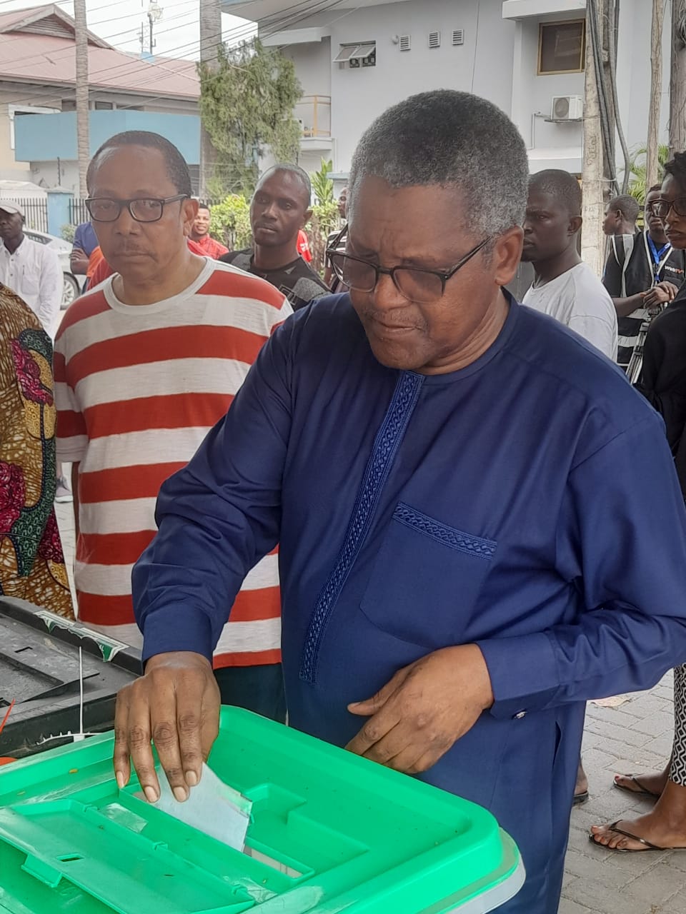 Aliko Dangote casting his vote in a ward in Victoria Island