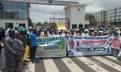 APC SUPPORT GROUPS STORM LAGOS GOVT HOUSE IN SUPPORT OF ASIWAJU'S PRESIDENCY