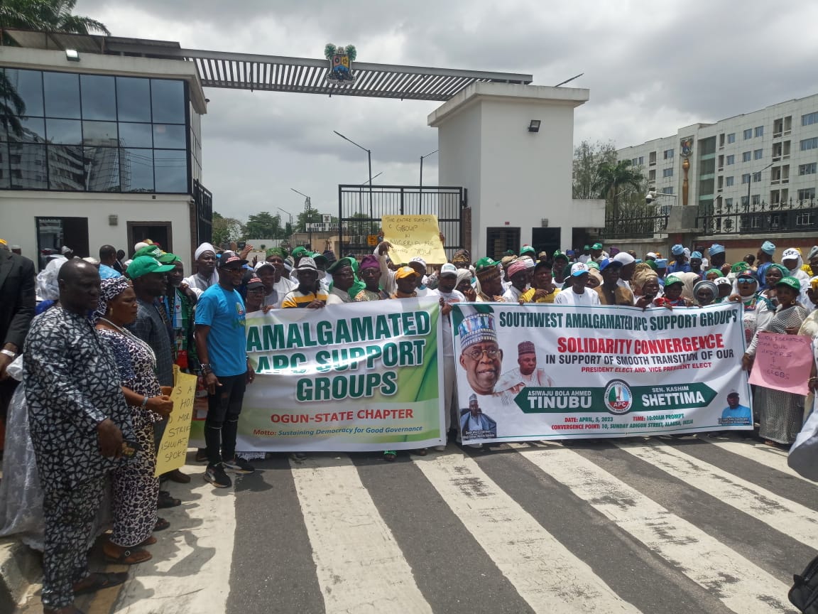 APC SUPPORT GROUPS STORM LAGOS GOVT HOUSE IN SUPPORT OF ASIWAJU'S PRESIDENCY