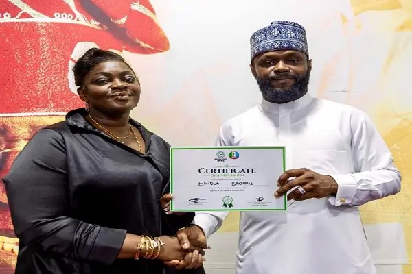 Eniola Badmus, Seyi Tinubu And Certificate Of Appreciation 