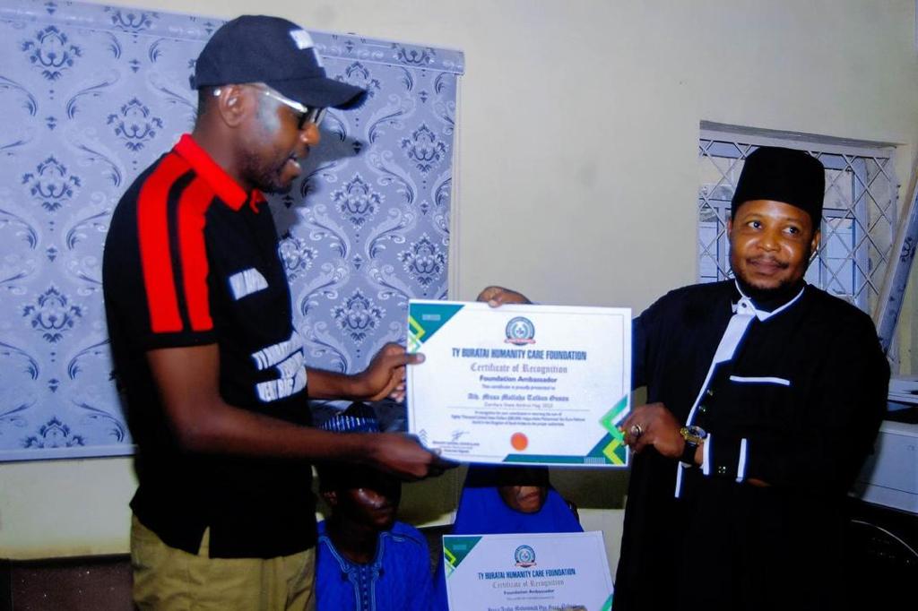 Buratai foundation gifts N250,000 to Zamfara pilgrim for returning over N84 million in Saudi Arabia