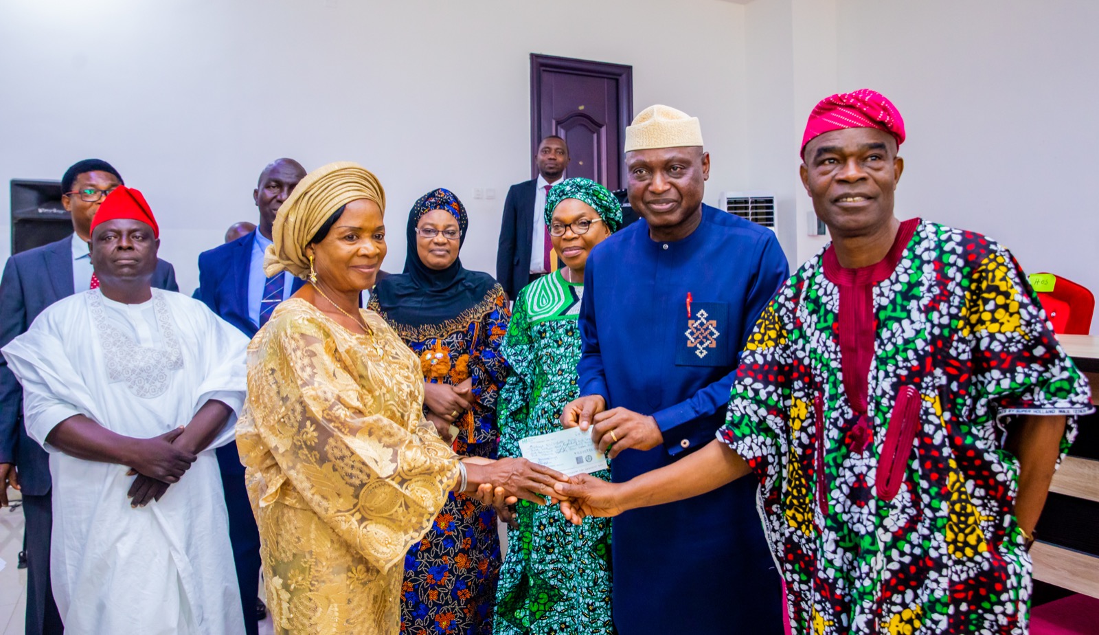 Oyebanji presents N150 million gratuity cheques to retired LG, workers