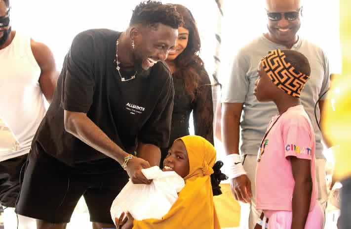 Wilfred Ndidi Spreads Christmas Cheer to 2,000 Kids in Ajegunle, Lagos