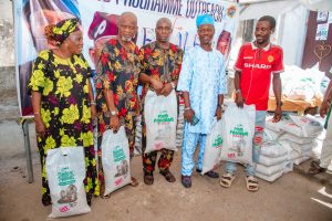 Seyi Tinubu Distributes Bags Of Different Food Items To Lagos Island Residents